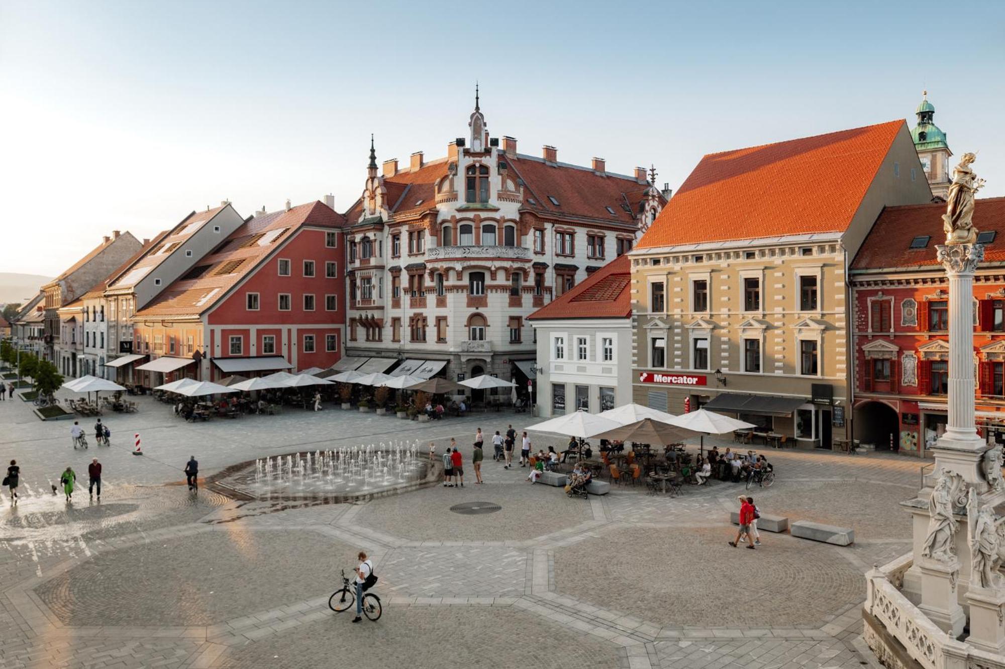 Main Square Apartments & Rooms Maribor Bagian luar foto